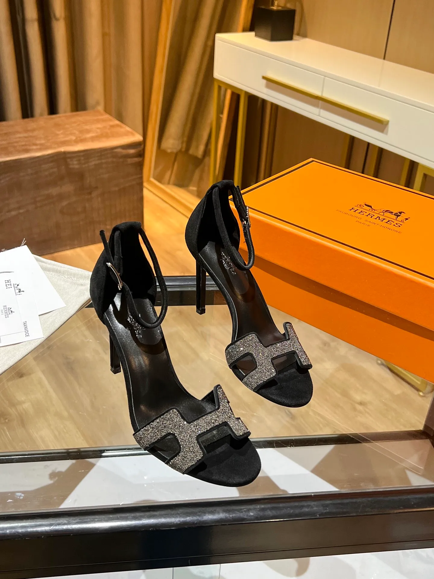 👟👟Ex-factory price 600👟👟 Hermès high-heeled sandals Hermès high-heeled shoes are the simplest, most durable and elegant I have ever seen! ! ! It can hold any style, and the height of 10.5cm is easy to control. Each color has its own unique style. You must buy this one, it is really easy to wear and look good! size: 35-40 (34.40.41 customization is non-returnable and non-exchangeable)